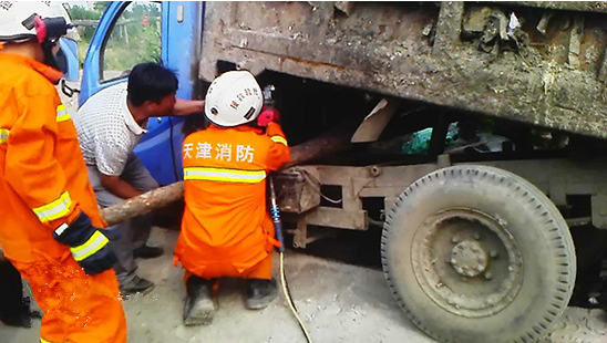 消防解救被困司機